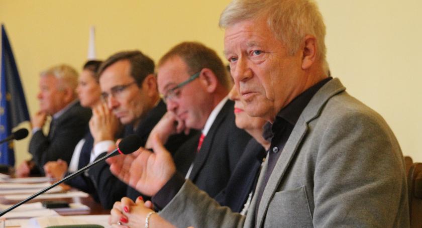 – Rysiu, jeżeli uda ci się nadal tutaj być, to żebyś wziął to sobie do serca – apelował radny Wełniak do starosty Goławskiego (zdjęcie: Piotr Steffen)