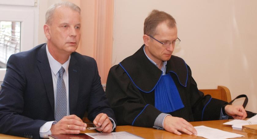 Piotr Łosoś wskazywał, że wielokrotnie był upokarzany przez Bronisławę Mazurek. Treść listu sprawiła, że wszedł z nią na drogę sądową