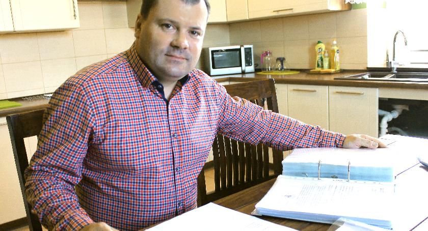 Pan Wojciech pieczołowicie gromadzi dokumenty związane ze stanem gminnych dróg – zarówno swoje wnioski o ich naprawę, jak i odpowiedzi z urzędu