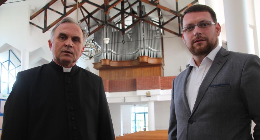 Proboszcz parafii ks. A. Kalinowski i organista S. Kobierzyński zapraszają do udziału w koncertach