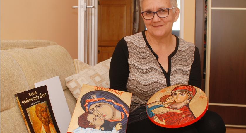 Brygida Jiers mówi, że do pisania ikon siada tylko wtedy gdy ma wenę. Wtedy na tym zajęciu spędza długie godziny. Najwięcej prac powstaje w miesiącach jesienno– zimowych