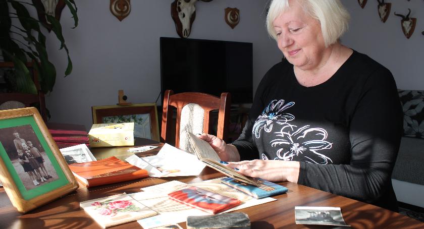 Czytając pamiętniki mamy pani Jola zastanawia się jakie miała ona życie. Pamiątki po niej przechowuje dla przyszłych pokoleń