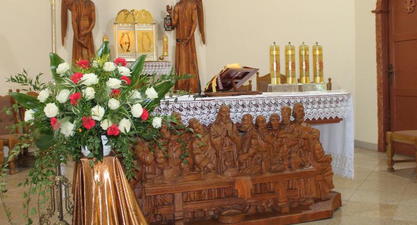 Rzeźby w kościele wykonane są z drewna lipy, bo z niego najlepiej wydobywa się takie cuda