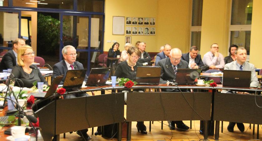 W nowej kadencji radni będą głosować jak w Sejmie, zarówno poprzez podniesienie ręki, jak i wciśnięcie odpowiedniego przycisku