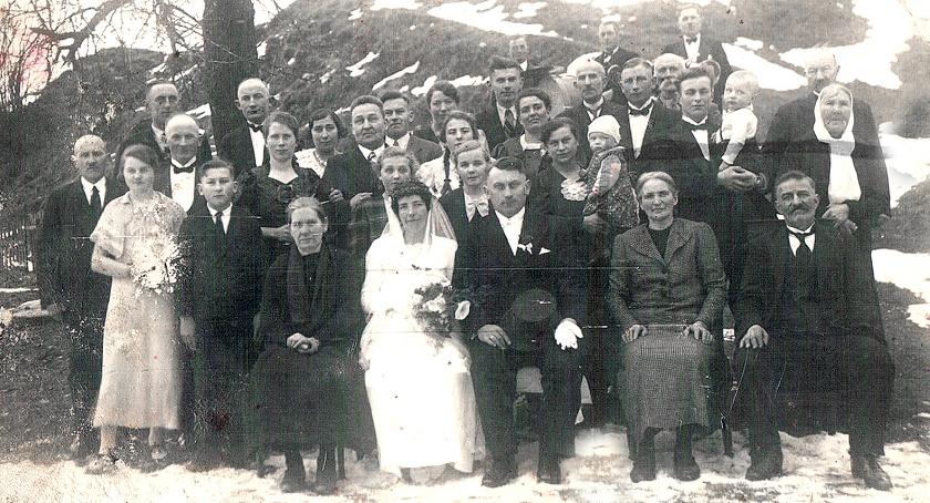 Ślub Erny - siostry Emila. Po prawej stronie siedzi Anna i Emil, nad nimi stoi Zuzanna z małą Ingrid - Buczek 1939 r.