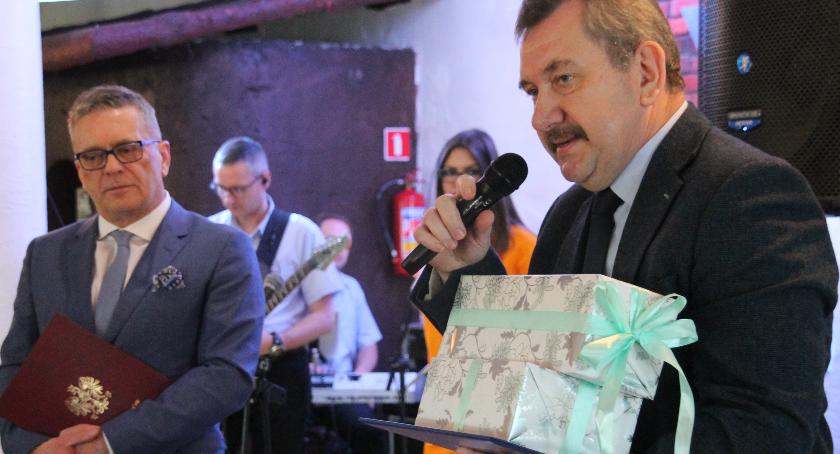Gdy Andrzej Ruta składał życzenia Jackowi Fertikowskiemu i pracownikom MZUK–u z okazji dnia komunalnika przyznał, że czasami toczone między stronami rozmowy mają trudny przebieg. Nawet najlepsza współpraca nie zmienia faktu, że biznes to biznes