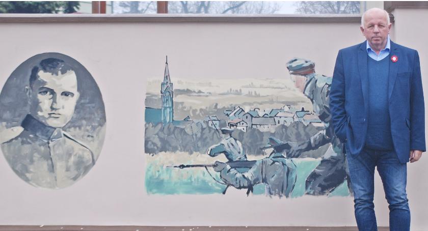 Wiesław Chwaliszewski jest autorem publikacji nt. pierwszych dni wolności w Łobżenicy oraz okresu 1920– 39 w mieście. W tle mural przedstawiający m.in. kpt. Teofila Spychałę