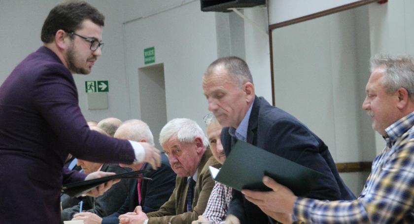 Wśród radnych Tomasz Zbylut dziękował zwłaszcza tym, którzy współpracowali z nim w komisji oświaty, kultury, zdrowia, sportu, spraw socjalnych i porządku publicznego