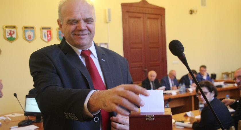 - W samorządzie nie ma co się gniewać, tak to się ułożyło i trzeba w tych warunkach funkcjonować - starosta mówi o personalnych relacjach samorządowców, również tych, którzy są kolegami
