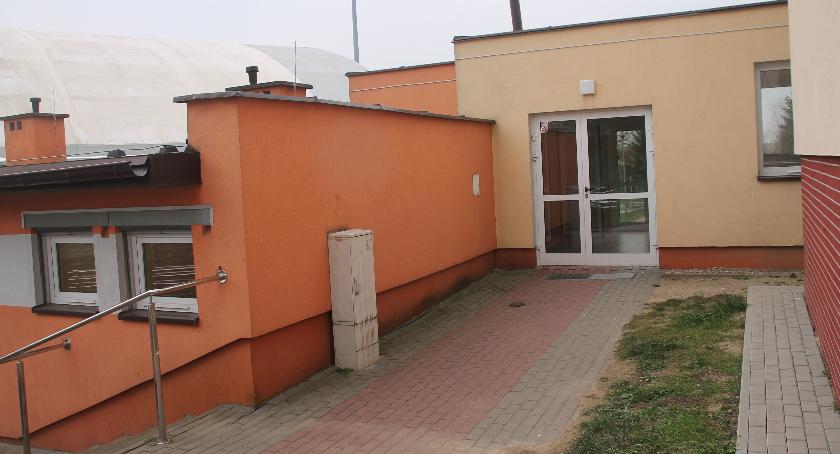 W przyszłym roku na dachu łącznika między szkołą a halą sportową gmina będzie musiała sfinansować dużo solidniejsze prace niż obecne, tymczasowe rozwiązanie problemu