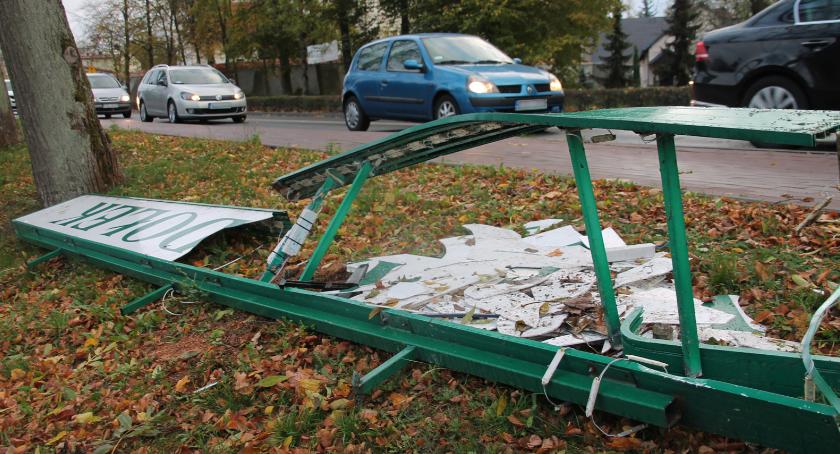 Zniszczona tablica na pewno już tutaj nie wróci
