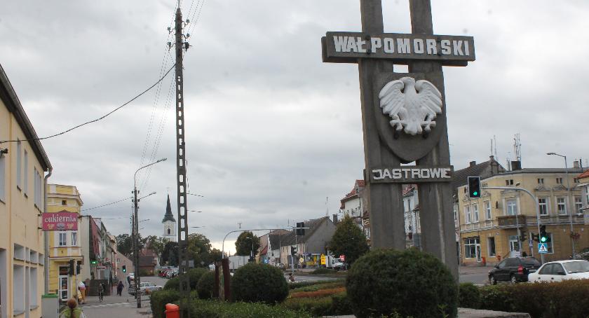 Generalna Dyrekcja Dróg Krajowych i Autostrad zamierza rozebrać „Miecze grunwaldzkie” stojące w centrum Jastrowia. Może też „odstąpić” je miastu. Burmistrz Wojtiuk zastanawia się nad akcją protestacyjn