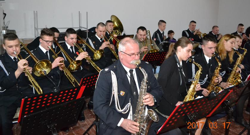 Orkistra Dęta OSP Krajenka to nie tylko muzycy, ale też uatrakcyjniające jej występy mażoretki