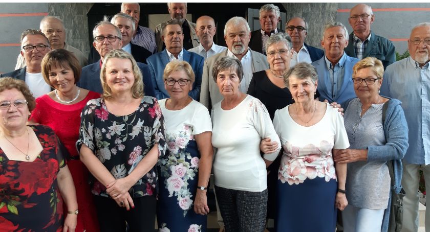 Zdjęcie upamiętniające spotkanie pół wieku po egzaminie maturalnym