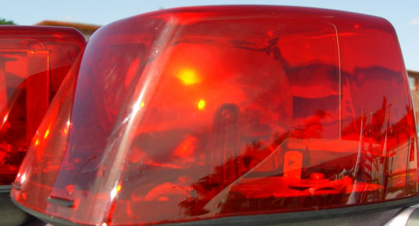 Strażacy, policja i służby medyczne interweniowały w sobotę rano pod Okonkiem, zdjęcie - Fotolia