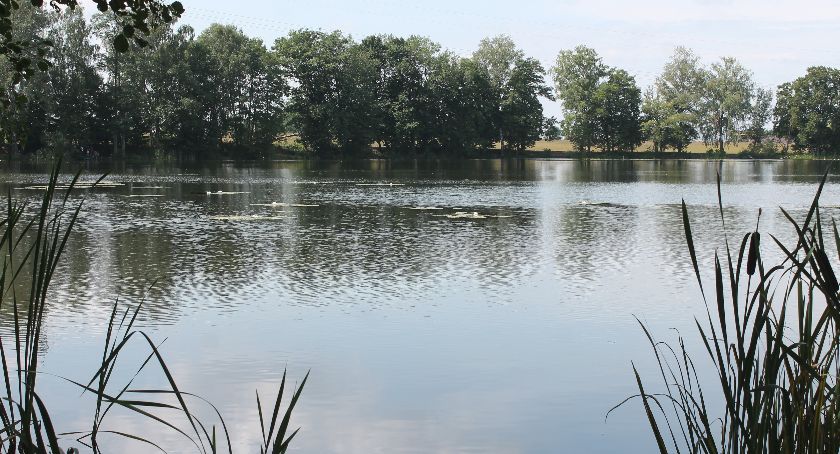 Jezioro Bąk to atrakcyjny akwen, tak wypoczynkowo, jak i wędkarsko