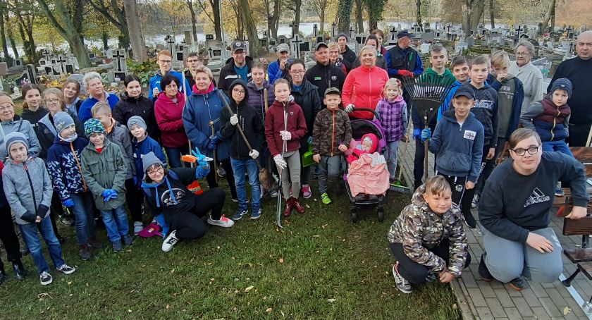 O godzinie dziesiątej, ta grupa rozpoczynała sobotnie porządkowanie cmentarza. Później uczestników akcji przybywało.