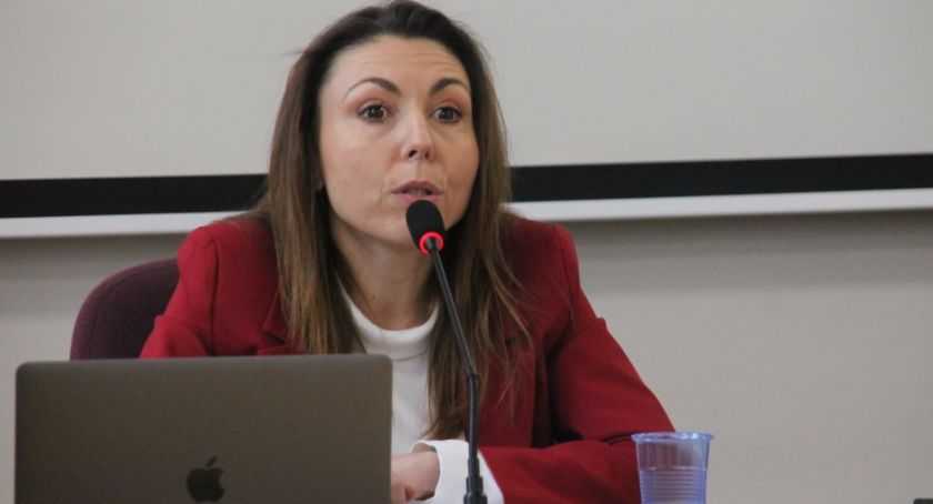 Wtorkowa sesja Rady Miejskiej Złotowa zaczęła się od mocnej wypowiedzi radnej Agnieszki Jęsiek-Barabasz