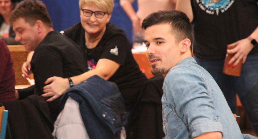W tym momencie Oskar Staroń wygrał licytację