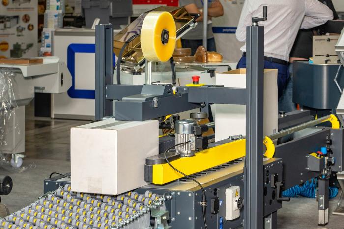 Automatyczna kartoniarka formująca opakowania zbiorcze na nowoczesnej linii produkcyjnej