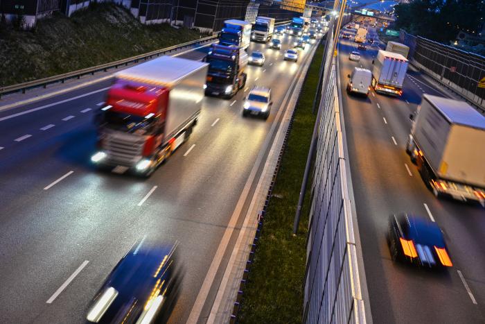 Ruch uliczny w Warszawie - śledzenie pojazdów GPS z Petrovision