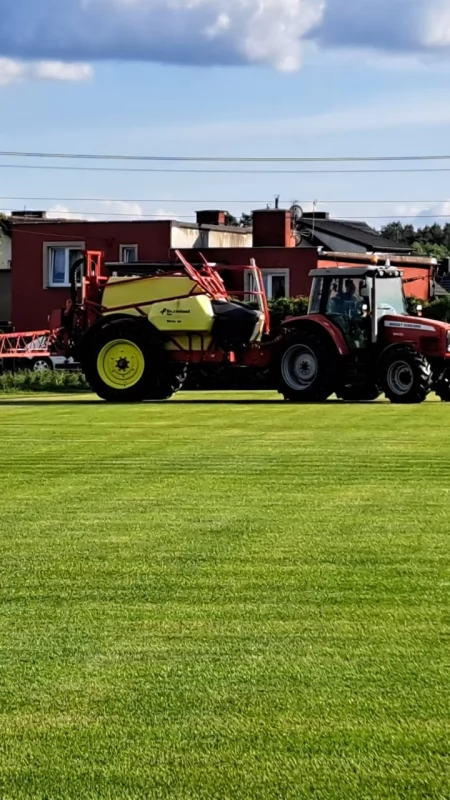 Murawa pod specjalną opieką. Lokalny rolnik pomaga Tarnovii Tarnówka