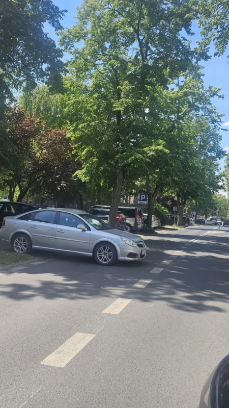 Opel stoczył się z parkingu przy ul. Westerplatte. Zablokowany jeden pas ruchu