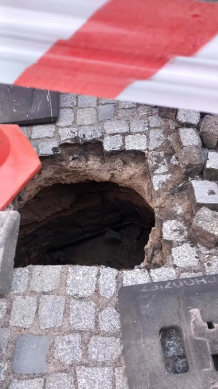 Niebezpieczna wyrwa na wysepce przy przejściu dla pieszych