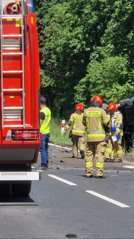 Tragiczny wypadek na DK11. Jedna osoba nie żyje, trwa akcja ratunkowa