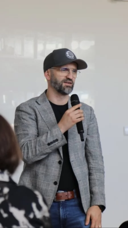 Niezwykłe spotkanie w Tarnówce. RapPedagog otworzył oczy rodzicom: „Z czym mierzą się dziś wasze dzieci?”