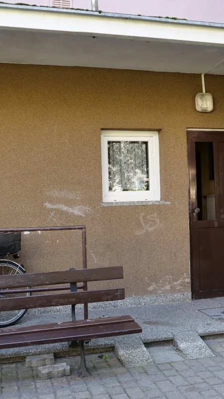 Wybita szyba, ślady krwi i 71 zgłoszeń. Policja podsumowała weekend