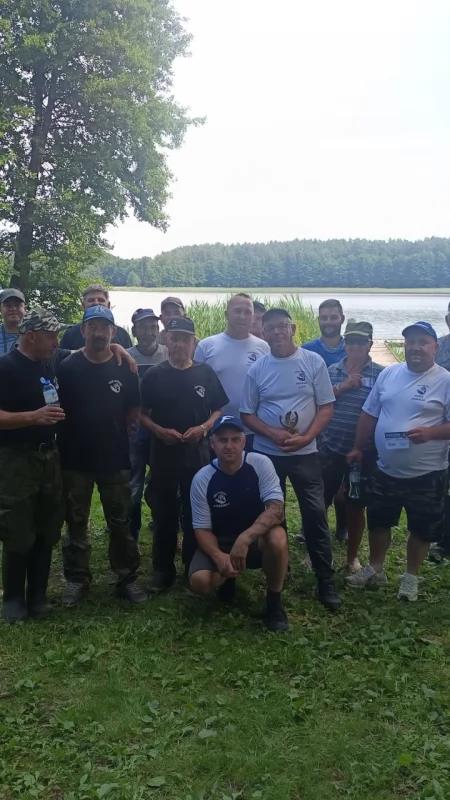 Gorąca niedziela nad Jeziorem Łąkie. Wędkarze nie odpuścili mimo upału