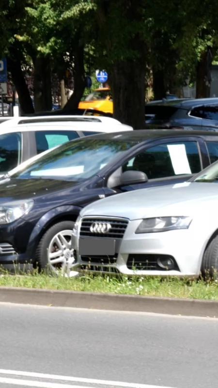 Koniec z autokomisem pod Starostwem? Nawet 17 aut dziennie czeka na kupców