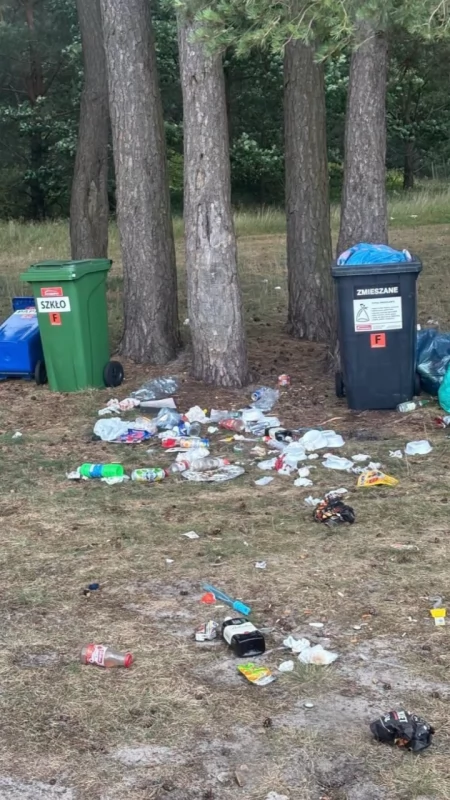 Śmieci nad jeziorem Kacko. Gmina apeluje do wypoczywających