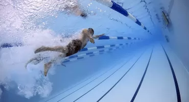 Natryski w Lagunie nago? W jakich pływać kąpielówkach?