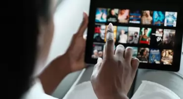 Czy Netflix produkuje dobre komedie? Co warto obejrzeć?