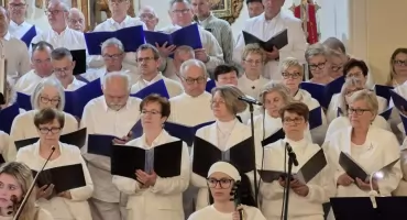 Kantata „Dekalog” wybrzmiała w Okonku. Muzyczne wydarzenie przyciągnęło tłumy