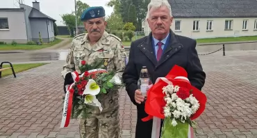 Kwiaty dla poległych wylądowały w koszu