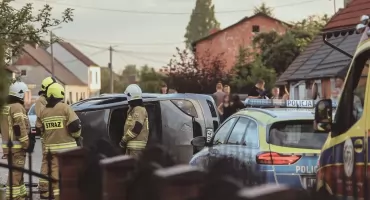 Dachowanie w Tarnówce. Kierowca trafił do szpitala