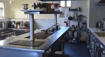 Serce profesjonalnej kuchni: Jak stal i nowoczesna technologia definiują sukces w gastronomii?