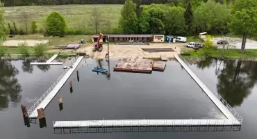 Budują nowe pomosty nad jeziorem Bąk