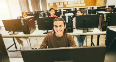 Branża, która wciska „restart” i znów rośnie - informatyka. Rozpocznij studia już w najbliższym czasie!