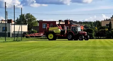 Murawa pod specjalną opieką. Lokalny rolnik pomaga Tarnovii Tarnówka