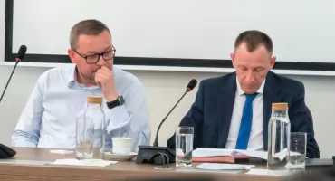 Mieszkanie, żona, prąd i odpady w samorządowej wojnie o Tomasza Kopinke