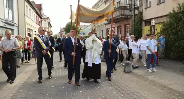 Procesja Bożego Ciała przeszła ulicami Złotowa. Tłumy wiernych na wspólnej modlitwie