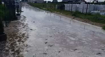 Woda znów zalała domy. Mieszkańcy ratują się workami z ziemią
