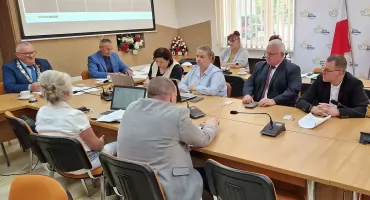 Zamykamy szkoły, a budujemy remizę?