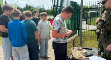 Młodzież ze Szkoły Podstawowej nr 3 poznawała specyfikę służb mundurowych