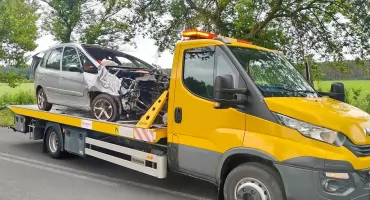 Kobieta uderzyła citroenem w drzewo
