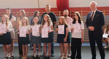 Uczniowie SP nr 2 rozpoczęli wakacje. Za nimi uroczyste zakończenie roku
